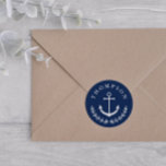 Nautisk havandeflod Namn Bröllop Runt Klistermärke<br><div class="desc">Kuvertförseglingen Nautical bröllop i blått med ditt namn i en båge ovanför ett vitt ankare och en halv krans av grönt. Kuvertförseglingen Anchor bröllop är blå och vit.</div>