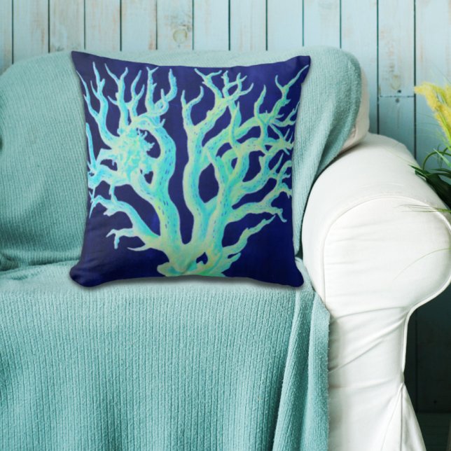 Nautisk kustnära chic vid havsviken Korallrev Kudde (Nautical coastal chic beachy navy Coral Reef Throw Pillow)