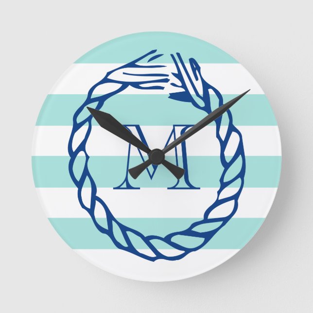 Nautisk teal randig marinblå rep-monogram rund klocka (Framsida)