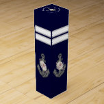 Nautisk-Theckerad Blommigt Anchor White Navy Blue Presentask För Vinflaska<br><div class="desc">Blommigten Anchor Beach Wedding Vin för sjöflottan,  blå och vit bakgrund</div>
