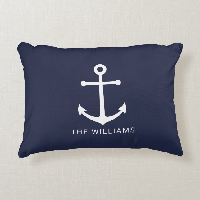 Nautisk vit ankare och eget namn på flottblått prydnadskudde (Framsidan)
