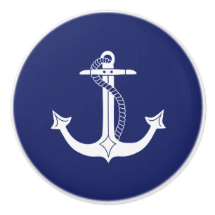 Nautisk vit ankrar med repet på marinblått knopp
