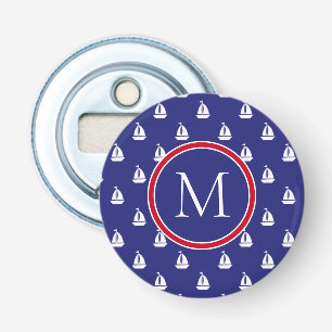 Nautisk vit segelbåt på marinblå monogram flasköppnare
