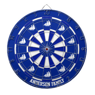 Nautiska fartyg på marinblå och vit darttavla