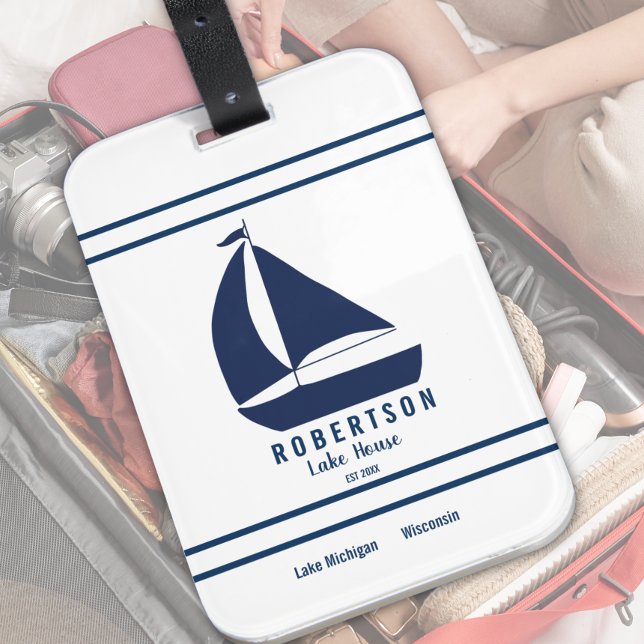 Nautiskt sjöhus familjenamn segelbåt bagagebricka (Nautical Lake House Family Name Sailboat Luggage Tag)