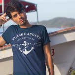 Nautiskt välkomstfartyg vid Namn ankarflottan T Shirt<br><div class="desc">Välkommen ombord på ditt fartyg med den här anpassningsbarna Nautical Welcome Aboard Namn Anchor Navy T-Shirt! Designad med en klassisk marinblå bakgrund och ett framstående båtankare är den här dörrmaten perfekt till bäran till ditt hem eller din båt i sjö eller vid kusten. Den här skjortan kan skräddarsys med din...</div>
