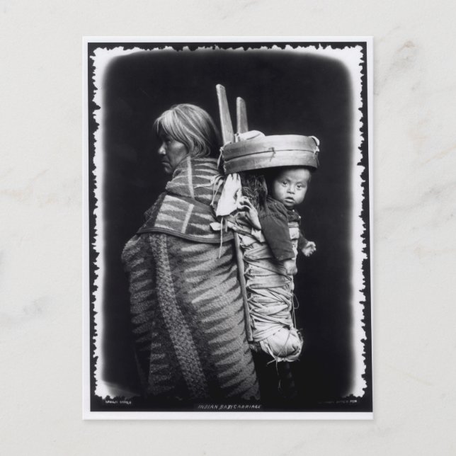 Navaho-kvinna som bär på en påse på ryggen vykort (Framsida)