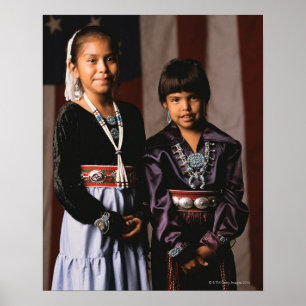 Navajo Girls i Front of Flagga Poster