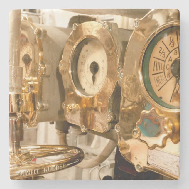 Navigations- mätinstrument och instrumenterar på underlägg sten (Framsidan)