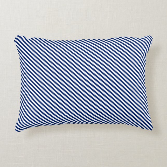 Navy and White Angled Stripes Prydnadskudde (Framsidan)