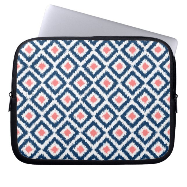 Navy Blue and Coral Diamond Ikat Mönster Laptop Sleeve (Framsidan)