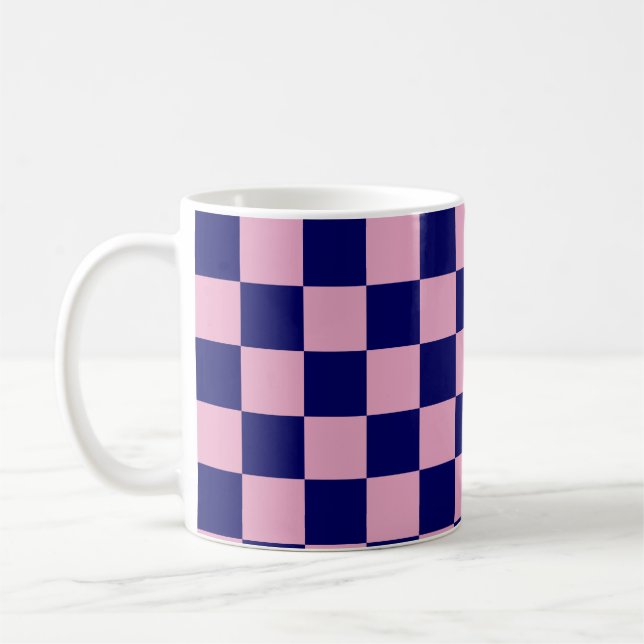 Navy Blue and Light Pink Checkerboard Pattern Kaffemugg (Vänster)