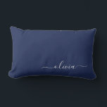 Navy Blue and White Modern Monogram Lumbarkudde<br><div class="desc">Vi presenterar vår marinblå och vita moderna monogramsamling: Öka din hemdekoration med vår sofistikerade samling med ett contemporary marinblått och vitt färg. Varje biet är noggrant utformat för att driva ut elegans och stil, perfekt för att tillföra ett litet modernt lugn till vilket rum som helst. Oavsett om du är...</div>