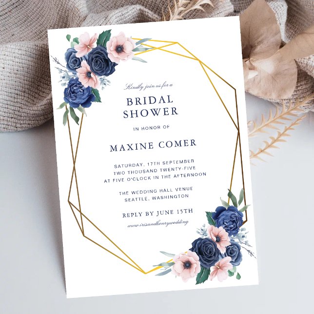 Navy Blue & Blush Blommig Bröllopsfest Inbjudningar (Navy blue and blush floral bridal shower invitation celebrates the bride with elegance.)