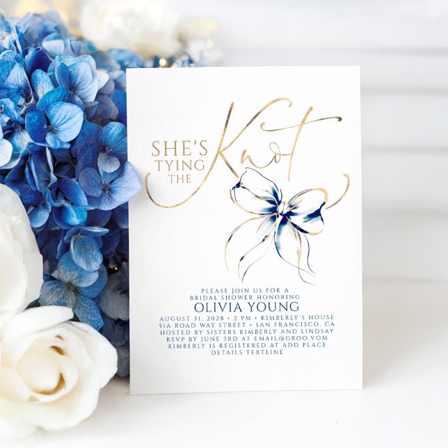 Navy Blue Bow She's Tying The Knot Bröllopsdusch Inbjudningar (Navy Blue Bow Bridal Shower Invitation She's Tying The Knot)