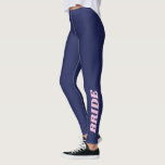 Navy Blue Bride Bachelorette Party Bröllop Retro Leggings<br><div class="desc">Fira din möhippa i stil med dessa marinblå "Bride"-baljor,  perfekt för möhippor,  planeringstermer i bröllop eller honungsmånresor. Den här roligten och den perfekta utformningen är bra för alla rosor som vill visa upp sin speciella status på ett trendig och sportiskt sätt.</div>
