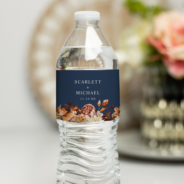 Navy Blue Bröllop Vattenflaskor Etikett (Navy Blue Autumn Floral Wedding Water Bottle Label by Painted Paperie
)