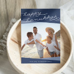 Navy Blue Geo-skript | Hanukkah Photo Julkort<br><div class="desc">Hanukkah hälsning med vänner och familj med vår elegant och det moderna Hanukkah-fotokortet som innehåller ditt favoritfoto eller lodrät med kvadratfoto. Överlappande band av marinblått adorn överst och grund på kortet,  med "Lycklig Hanukkah" i modern handskriven typografi av stil. Anpassa till din familj namn eller anpassningsbar hälsning.</div>