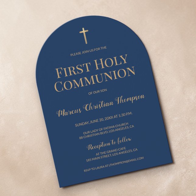 Navy Blue Gold Cross Pojke Första kommunion Båge Inbjudningar (Minimalist Navy blue and gold hue cross First communion arch card.)