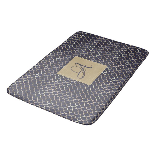 Navy Blue Monogram Quatrefoil Newlyweds Bröllop Badrumsmatta (Vinklad)