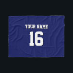 Navy Blue Sports Jersey Team Jersey Fleecefilt<br><div class="desc">Preppy Solid Färg Navy Blue Team Jersey / Sports Jersey / Football Jersey / Rugby Jersey med eget namn Anpassa detta med ditt eget namn eller team namn och ett nummer. Du kan ändra textens storleka placering, färg och placering om du behöver göra ändringar, ändra färg eller ta bort textskuggan...</div>