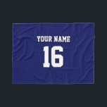 Navy Blue Sports Jersey Team Jersey Fleecefilt<br><div class="desc">Preppy Solid Färg Navy Blue Team Jersey / Sports Jersey / Football Jersey / Rugby Jersey med eget namn Anpassa detta med ditt eget namn eller team namn och ett nummer. Du kan ändra textens storleka placering, färg och placering om du behöver göra ändringar, ändra färg eller ta bort textskuggan...</div>