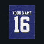 Navy Blue Sports Jersey Team Jersey Fleecefilt<br><div class="desc">Preppy Solid Färg Navy Blue Team Jersey / Sports Jersey / Football Jersey / Rugby Jersey med eget namn Anpassa detta med ditt eget namn eller team namn och ett nummer. Du kan ändra textens storleka placering, färg och placering om du behöver göra ändringar, ändra färg eller ta bort textskuggan...</div>