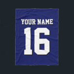 Navy Blue Sports Jersey Team Jersey Fleecefilt<br><div class="desc">Preppy Solid Färg Navy Blue Team Jersey / Sports Jersey / Football Jersey / Rugby Jersey med eget namn Anpassa detta med ditt eget namn eller team namn och ett nummer. Du kan ändra textens storleka placering, färg och placering om du behöver göra ändringar, ändra färg eller ta bort textskuggan...</div>