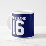 Navy Blue Sports Jersey Team Jersey Jumbo Mugg<br><div class="desc">Preppy Solid Färg Navy Blue Team Jersey / Sports Jersey / Football Jersey / Rugby Jersey med eget namn Anpassa detta med ditt eget namn eller team namn och ett nummer. Du kan ändra textens storleka placering, färg och placering om du behöver göra ändringar, ändra färg eller ta bort textskuggan...</div>
