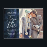 Navy Blue Vattenfärg Foto Spara Datum Meddelande Vykort<br><div class="desc">Elegant och modern spara datum postkort för ditt navy blue bröllop! Bakgrunden är gjord i vacker vattenfärg. Du kan lägga till ditt eget förlovningsfoto. Lägg till datum, stad & delstat, webbplats etc. Texterna är lätta att anpassa online. Anpassning görs enkel med texter både på baksidan och framsidan av kortet redan...</div>