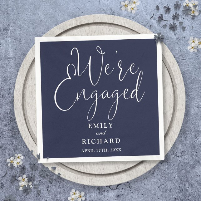 Navy Blue Vi är förlovade Manus Förlovningsfest  Pappersservett (Navy Blue We're Engaged Script Engagement Party Napkins)