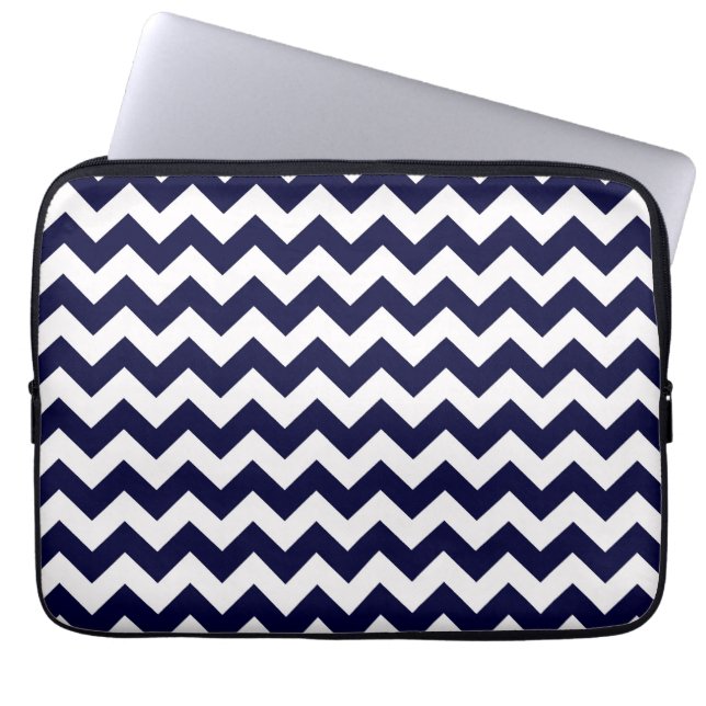 Navy Blue White Chevron Zig-Zag Mönster Laptop Sleeve (Framsidan)