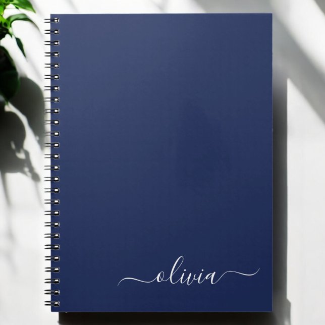 Navy Blue White Modern Script Girly Monogram Namn Anteckningsbok (Skapare uppladdad)