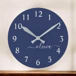 Navy Blue White Modern Script Girly Monogram Namn Rund Klocka<br><div class="desc">Blå och vit,  enkelt skript,  Monogram Namn Clock. Det gör perfekten söt 16-årsjubileum,  bröllop,  möhippa,  årsdag,  babydusch eller bachelorette-fest för någon som glam lyxen och chic stilar i kärlek.</div>