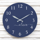 Navy Blue White Modern Script Girly Monogram Namn Stor Klocka<br><div class="desc">Blå och vit,  enkelt skript,  Monogram Namn Clock. Det gör perfekten söt 16-årsjubileum,  bröllop,  möhippa,  årsdag,  babydusch eller bachelorette-fest för någon som glam lyxen och chic stilar i kärlek.</div>