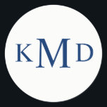 NAVY BLUE White Monogram Bride Groom Bröllop Runt Klistermärke<br><div class="desc">Klassiska och elegant: Blåvita och vita bröllopsmärken i monogrammet. Bride,  Groom och efternamn initialer. Bakgrunden till färg kan ändras till kostym till ditt färg-system. Perfekt för mottagande av bord-dekor,  kuvert,  favoriter,  tack... Kontakta designer för fler variationer.</div>