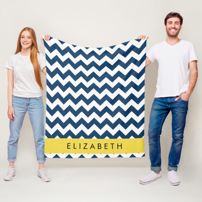 "Navy Blue Zigzag, Navy Blue Chevron", ditt namn Fleecefilt (På plats)