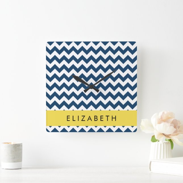"Navy Blue Zigzag, Navy Blue Chevron", ditt namn Fyrkantig Klocka (Hem)