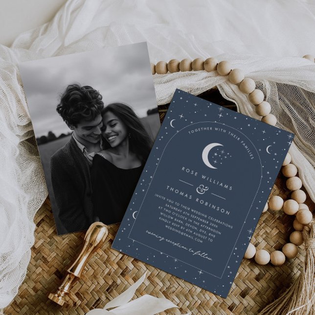 Navy Celestialt Valinvitationsfoto med Båge Inbjudningar (Zazzle Navy Celestial Arched Wedding Invitation Photo)