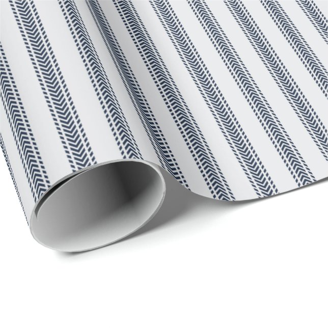 Navy Chevron Ticking-ränder på ljust grå Presentpapper (Rullad Hörn)