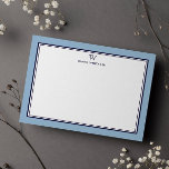 NAVY & DUSTY BLÅ Klassisk Monogram Dubbel Ram Anteckningskort<br><div class="desc">Få en professionell look med våra formella och eleganta personliga brevpapper platta kort med ditt monogram och ditt namn under i Sans Serif-teckensnitt i kombination med elegant öppen typsnitt ramad av en chic marinblå dubbelkant över en dammig blå bakgrund. Monograminitialerna och namnet kan enkelt anpassas liksom färgen för att skapa...</div>