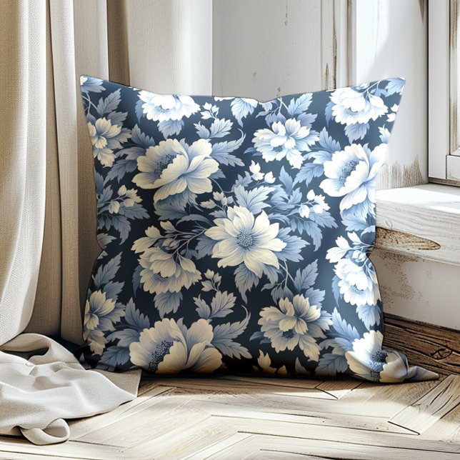 Navy Dusty Blue Vintage Blommig Kudde (Elegant navy blue, dusty blue, and white vintage floral decorator pillow)