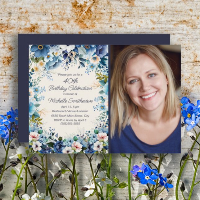 Navy Dusty Blue Vit Blommig 75-års Födelsedagsfoto Inbjudningar (Blue floral 40th birthday party photo invitation)