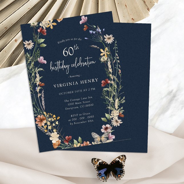 Navy Floral 60-årsfest Inbjudan (Navy Blue Floral Boho 60th Birthday Party Invitation by Painted Paperie
)