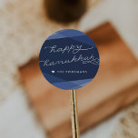 Navy Geo-skript | Lycklig Hanukkah Runt Klistermärke<br><div class="desc">Försegla dina Hanukkah-kort,  presenter och inbjudningar med den här eleganten och moderna klistermärken i rikens marblått. Överlappande geometriska former i övertoningsskuggor med blått ger perfekten baksida för "Lycklig Hanukkah" i modern,  handskriven stil-typografi.</div>