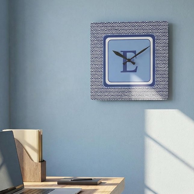 Navy Geometric Chevron Monogram Design Fyrkantig Klocka (Skapare uppladdad)