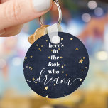 Navy Guld Stars Fools som Dream Quote Typography Nyckelring<br><div class="desc">"Här är till de idioter som drömmer." Var en av dem som alltid låter sin optimism styra sin vision och sina ambitioner. Den här riken, moderna, grafiska, minimalistiska nyckelkedjor kombinerar vitt fet, sansserif-typografi och handskrivet kalligrafiskt skript, mot en midnattsmarin denim-bakgrund sprinklad med faux-guld-folie-stjärnor. Den här nyckelkedjan finns i små och...</div>