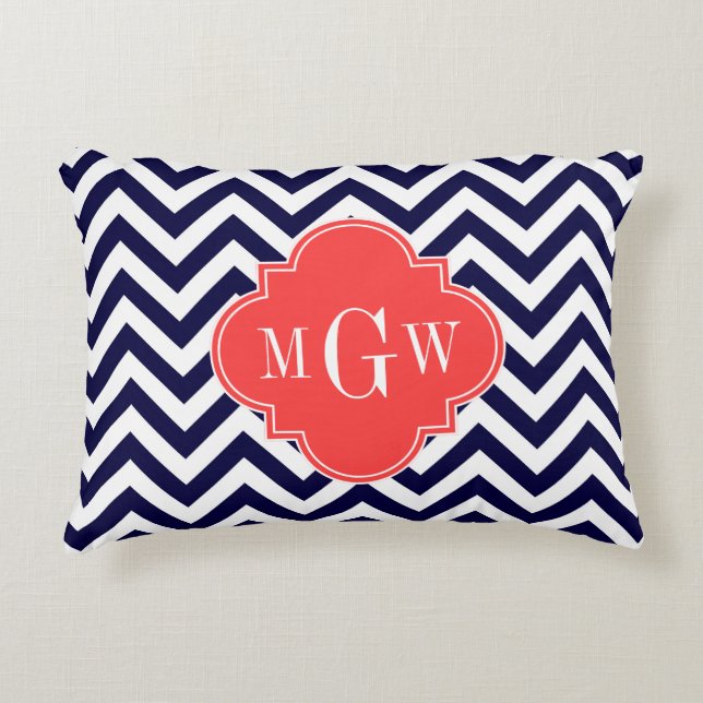Navy Lg Chevron Coral Red Quatrefoil 3 Monogram Prydnadskudde (Framsidan)