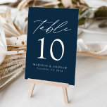 Navy Modern Elegance Bröllop Bordsnummer<br><div class="desc">Trendig, minimalistiskt kort för bröllop-bordsnummer med vit, modern stil med "Bord" i ett modernt kalligrafiskt skript. Designen har en marin bakgrund eller färg efter eget val. Utformningen upprepas på baksidan. Så här beställer du korten för bord: lägg till ditt namn, datum för bröllop och bordsnummer. Lägg till varje nummer i...</div>