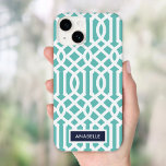 Navy och Aqua Trellis Monogram<br><div class="desc">Snyggtens anpassningsbar, telefonfodral i marinblått, turkos och vitt färg. Den här designen har en preppy Moroccan trellis mönster. Anpassa den med ditt namn eller annan anpassningsbar i ett modernt skript-monogramteckensnitt. Använda designen verktyg om du vill välja valfri färg, redigera texten typsnitt och färg och ladda upp dina egna foton för...</div>